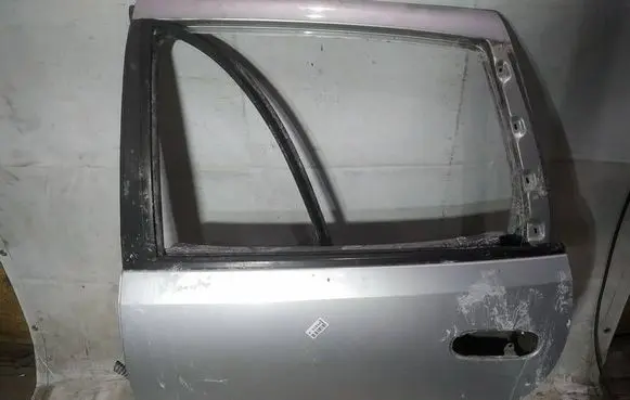 Nissan Almera Tino Rear door pilkos