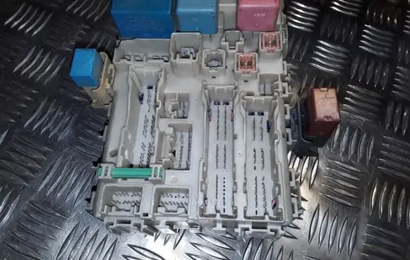 Toyota Yaris Fuse module 8273052700