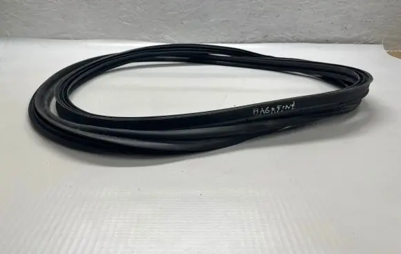 Trunk rubber seal (body)