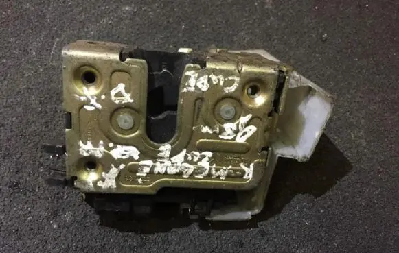 Renault Megane I Front door lock