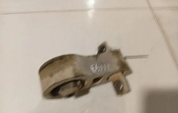 Honda Accord Engine mount bracket 
