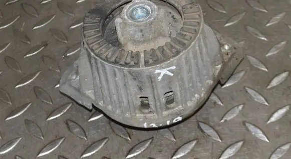 Engine mount bracket