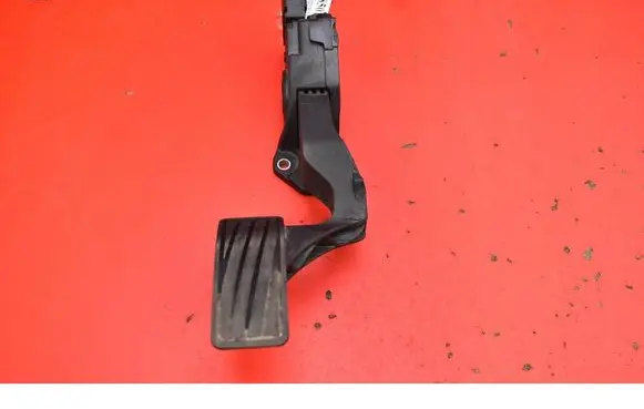 Accelerator throttle pedal