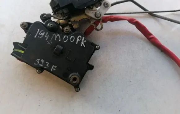 Mazda 323 F Front door lock