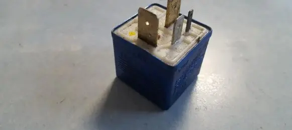 Volkswagen PASSAT B5.5 Other relay 8A0951253 899587