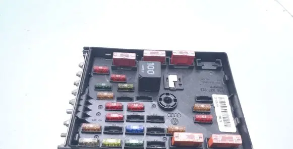 Volkswagen PASSAT B6 Fuse box set 3C0937125
