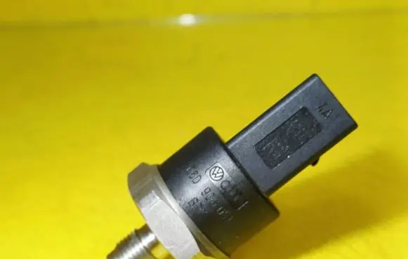 Audi A3 S3 8P Fuel pressure sensor 06D906051A 0261545008
