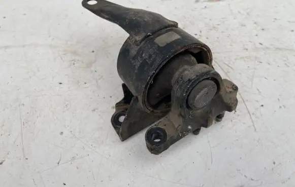 Toyota Corolla E110 Engine mount bracket
