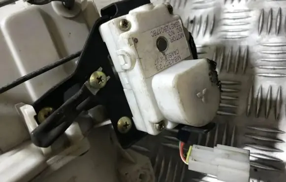 Mitsubishi 3000 GT Air flap motor/actuator MB430125 CAA501A037