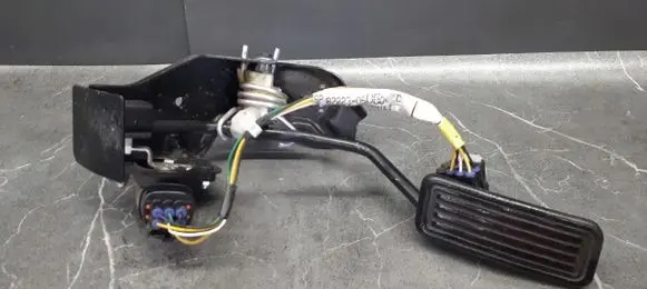 Toyota Avensis T250 Accelerator throttle pedal 82223-05060
