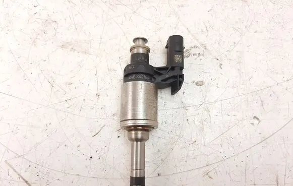 Volkswagen Golf VII Fuel injector 04E906036AE 0261500475