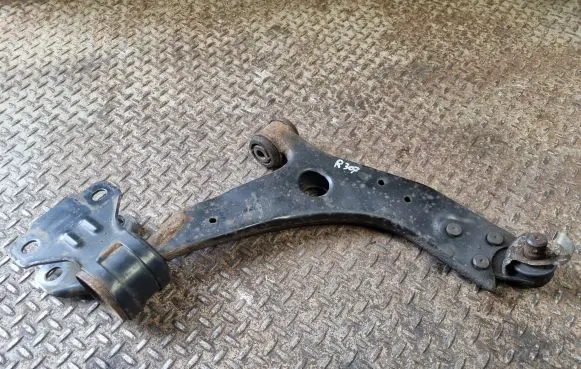 Ford Focus Front lower control arm/wishbone BV613C339AAA