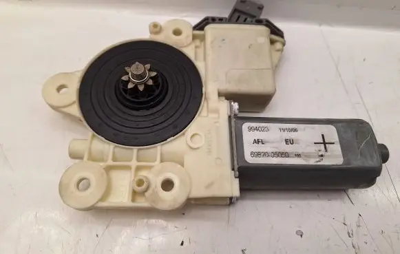 Toyota Avensis T250 Front door window regulator motor 6982005050 992045100
