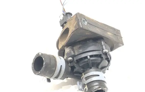 Oil filter mounting bracket