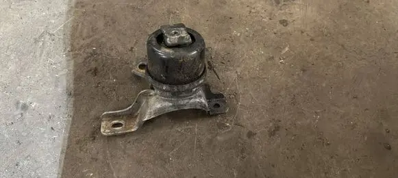 Volvo S80 Engine mount bracket