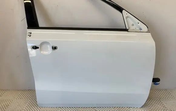 Suzuki Vitara (LY) Front door 26U