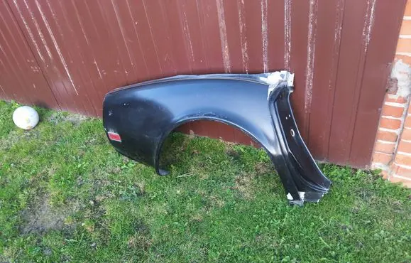 Chevrolet Corvette Fender end trim 