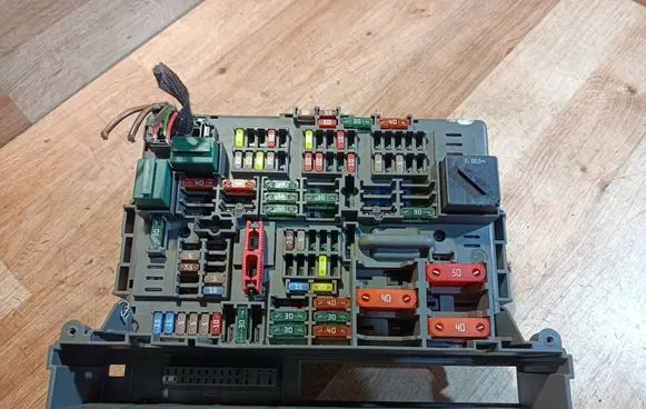 BMW 1 E81 E87 Fuse box set 9119444 MS20070719 90105190