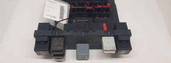 Volkswagen Touran I Fuse module 3C0937049J