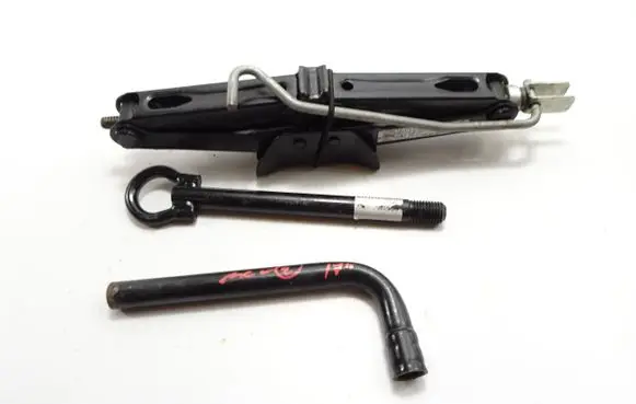 Dacia Logan II Tool set 995504629R 1030K9