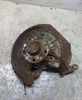 Volkswagen Golf V Rear wheel hub