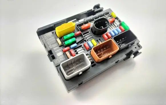 Peugeot Partner Fuse module 9807028780