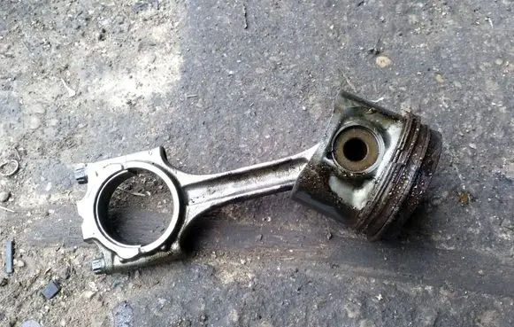 Volvo V70 Piston with connecting rod 81L79