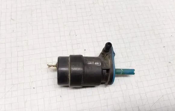 Volkswagen PASSAT B3 Windscreen/windshield washer pump 333955651