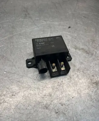 Mercedes-Benz E W210 Charging relay A0025423819 V23132A2001X14