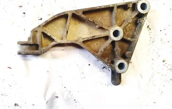 Engine mounting bracket