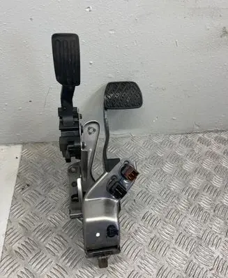 Nissan Juke I F15 Pedal assembly 180021KM0B 00458