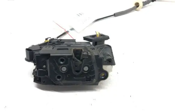 Volkswagen Golf VII Front door lock 5K1837016E