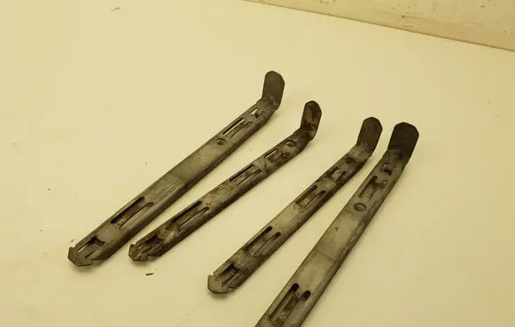 Headlight/headlamp mounting bracket