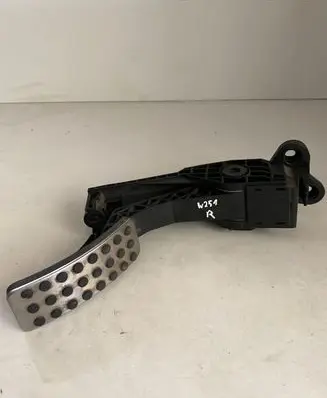 Mercedes-Benz R W251 Accelerator throttle pedal A1643000104 0521 ZGS006