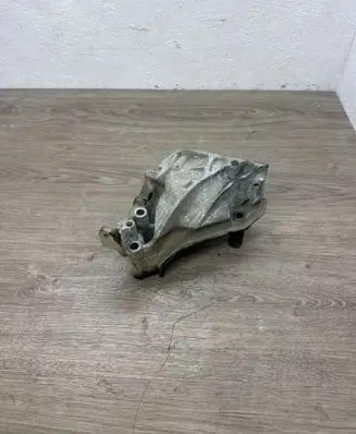 Volkswagen Polo V 6R Engine mounting bracket 04B199207