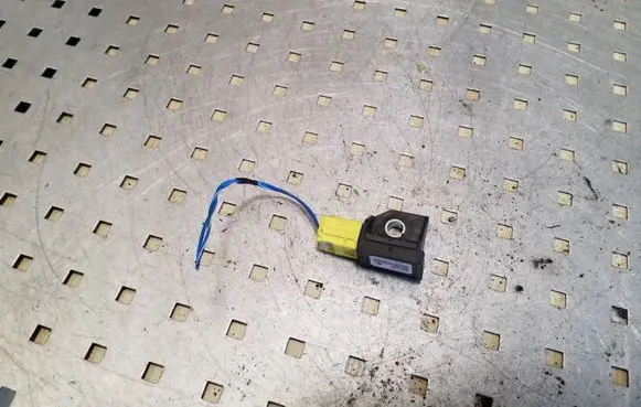 Mitsubishi Pajero Airbag deployment crash/impact sensor 8651A068