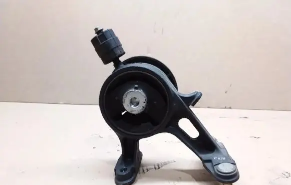 Toyota RAV 4 (XA40) Engine mount bracket