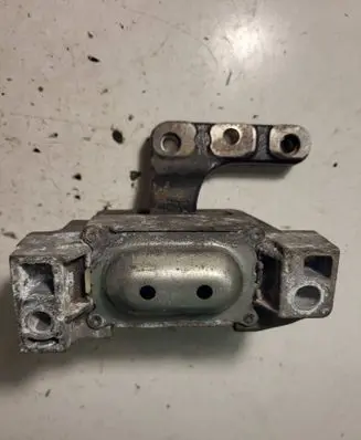 Peugeot 207 Engine mount bracket