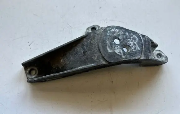 BMW 5 E39 Engine mounting bracket 1096079