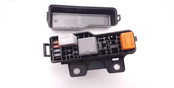 Toyota Corolla Verso AR10 Relay mounting block 8386P1