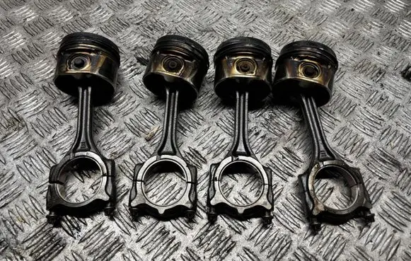 Mazda 3 III Piston with connecting rod