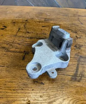 Engine mounting bracket
