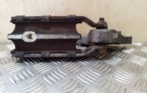 Volvo XC60 Engine mount bracket 31262935 31262936