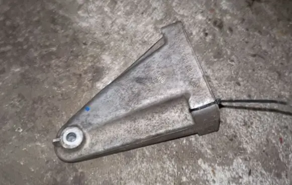Mercedes-Benz C W203 Engine mounting bracket A6112230804