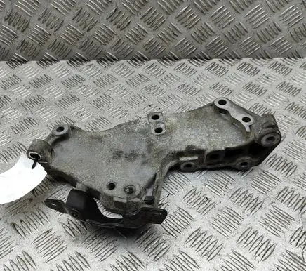 Opel Vivaro Engine mounting bracket 8200741758