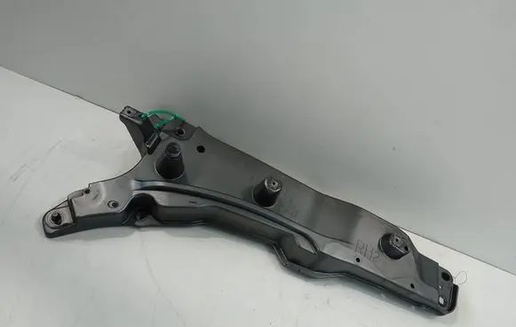 Volvo XC90 Fender mounting bracket 31391778