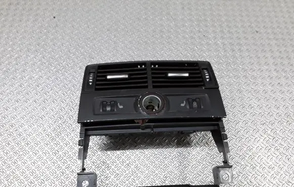 Audi A8 S8 D3 4E Rear air vent grill 4E0819203A