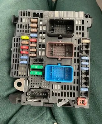 Peugeot 308 SW Fuse module 9810295780