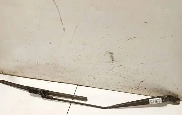 Volkswagen Polo IV 9N3 Front wiper blade arm 6q1955410c