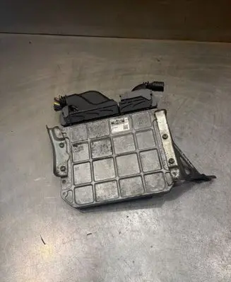 Toyota Avensis T270 Engine control unit/module 8966105D20 MB2759000171
